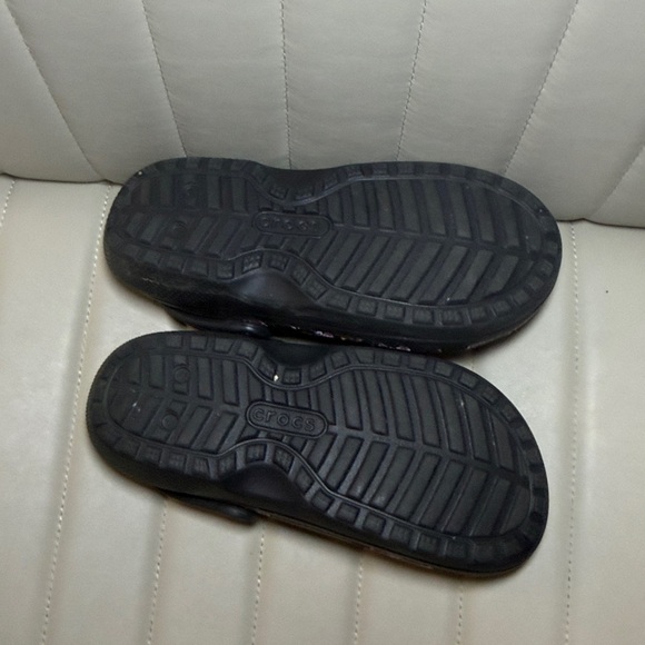 CROCS Black Floral size 7 women’s Clogs fur inside - Picture 6 of 10